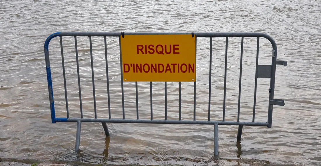 Un risque de montée des eaux entraine la fermeture des parkings des bords de Loire à Tours.